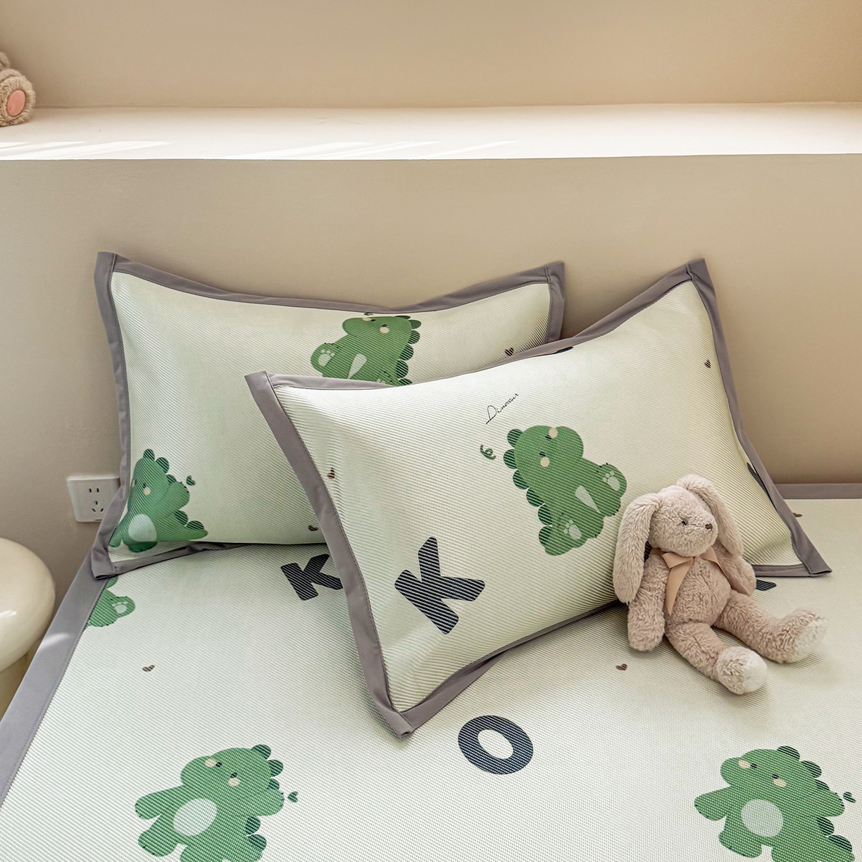 91家纺网 家纺一手货源 找家纺 懒猫家纺 2026春夏新款600D数码印花冰藤凉席席子-床席款 小恐龙怪兽