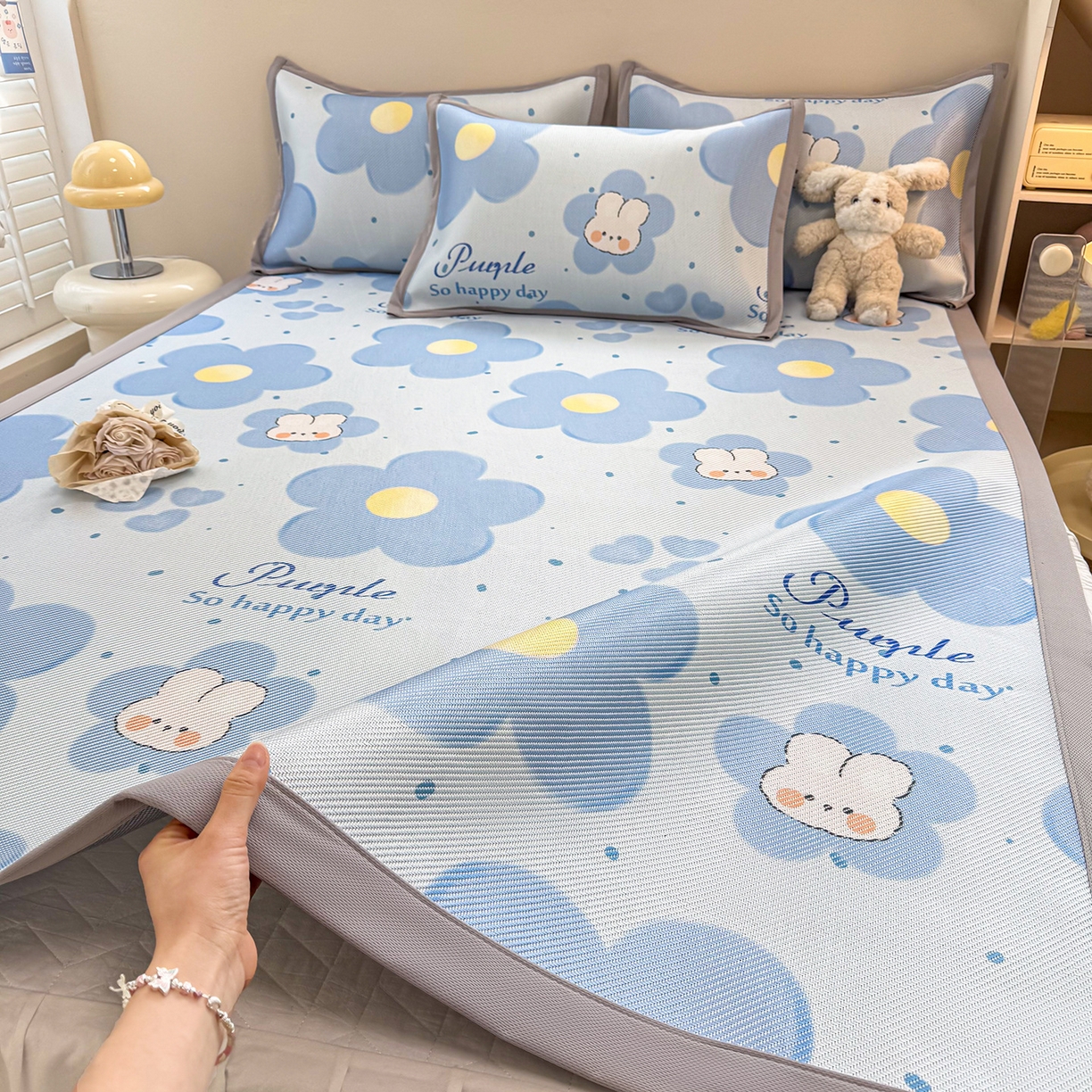 91家纺网 家纺一手货源 找家纺 懒猫家纺 2026春夏新款600D数码印花冰藤凉席席子-床席款 兔兔花开