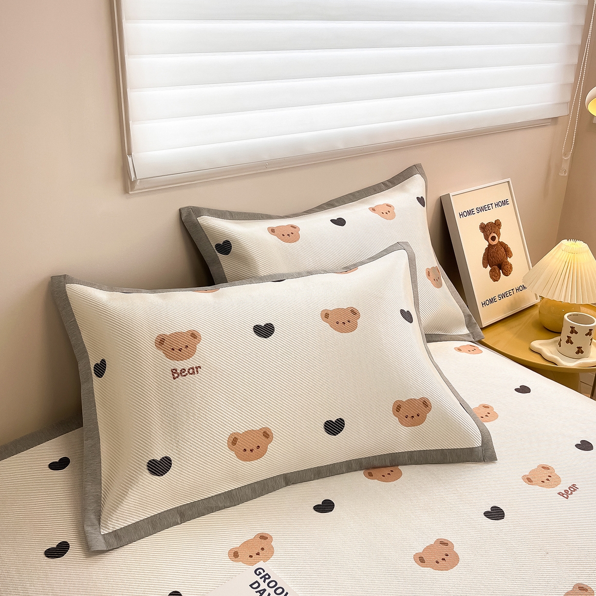 91家纺网 家纺一手货源 找家纺 懒猫家纺 2026春夏新款600D数码印花冰藤凉席席子-床席款 小熊仔