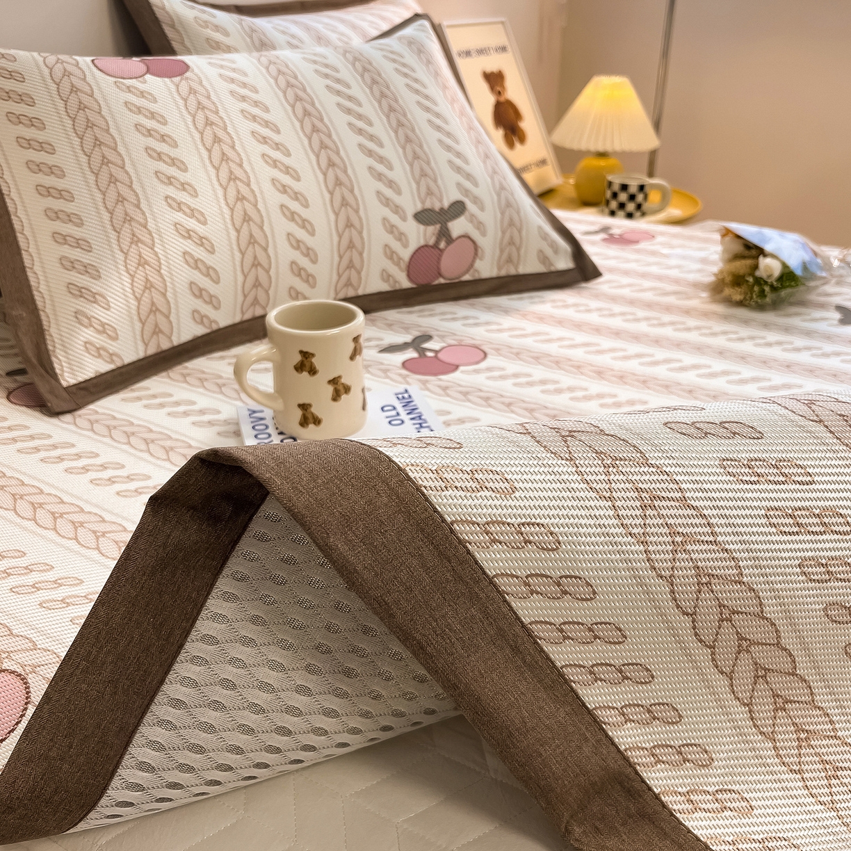 91家纺网 家纺一手货源 找家纺 懒猫家纺 2026春夏新款600D数码印花冰藤凉席席子-床席款 硕果