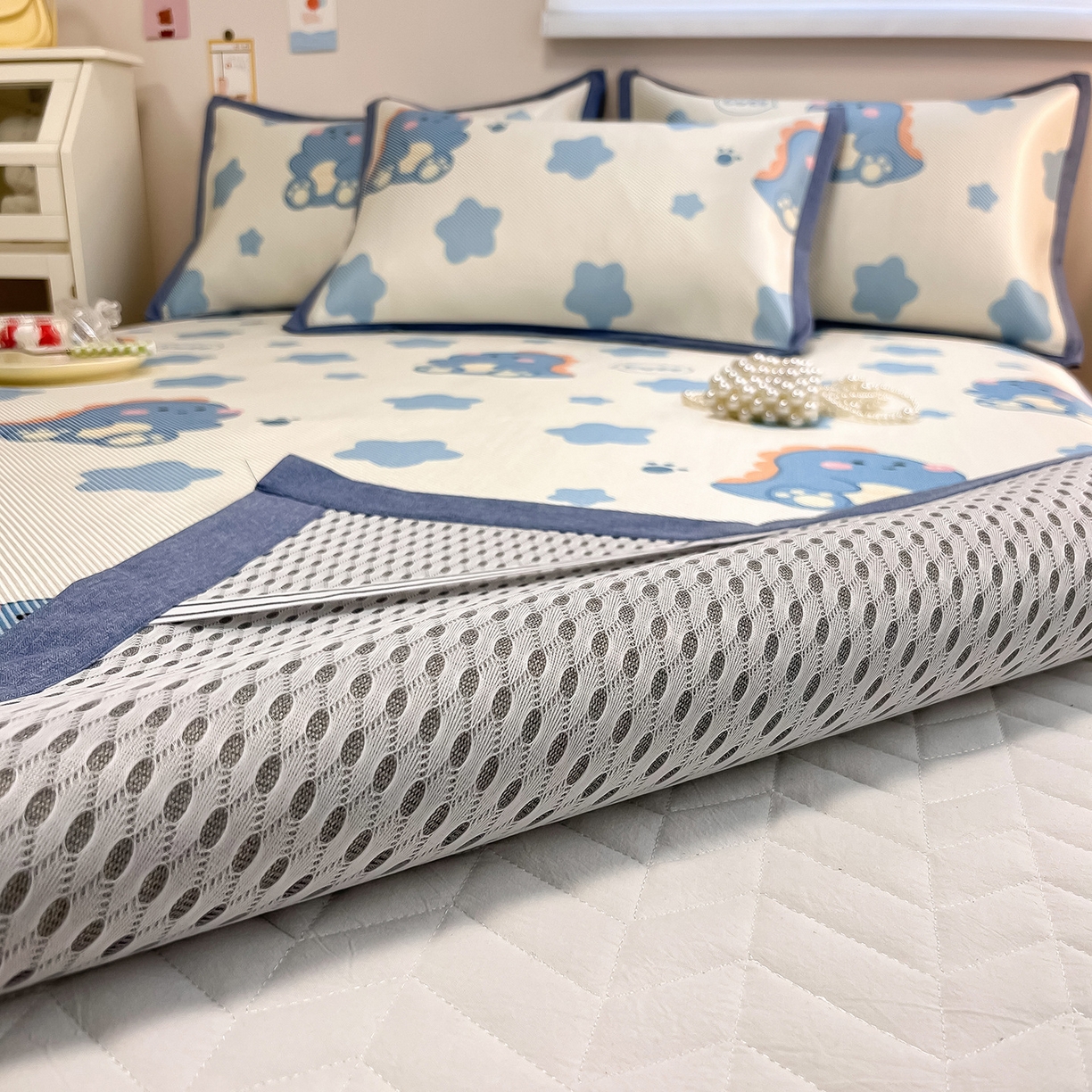 91家纺网 家纺一手货源 找家纺 懒猫家纺 2026春夏新款600D数码印花冰藤凉席席子-床席款 小恐龙