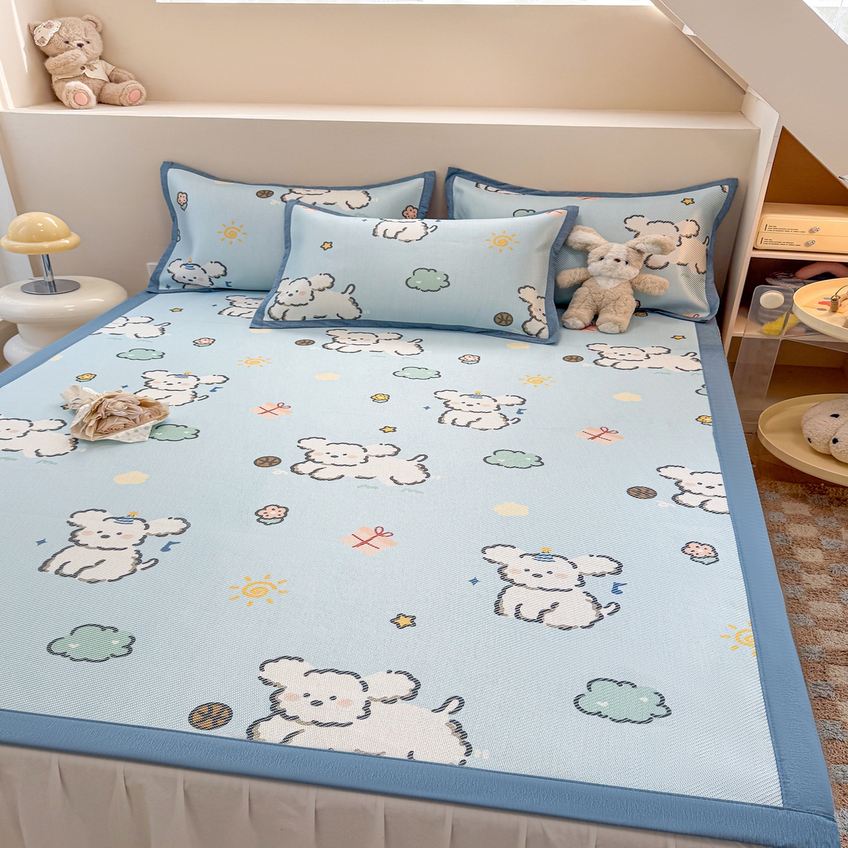 91家纺网 家纺一手货源 找家纺 懒猫家纺 2026春夏新款600D数码印花冰藤凉席席子-床席款 玩耍小狗-蓝