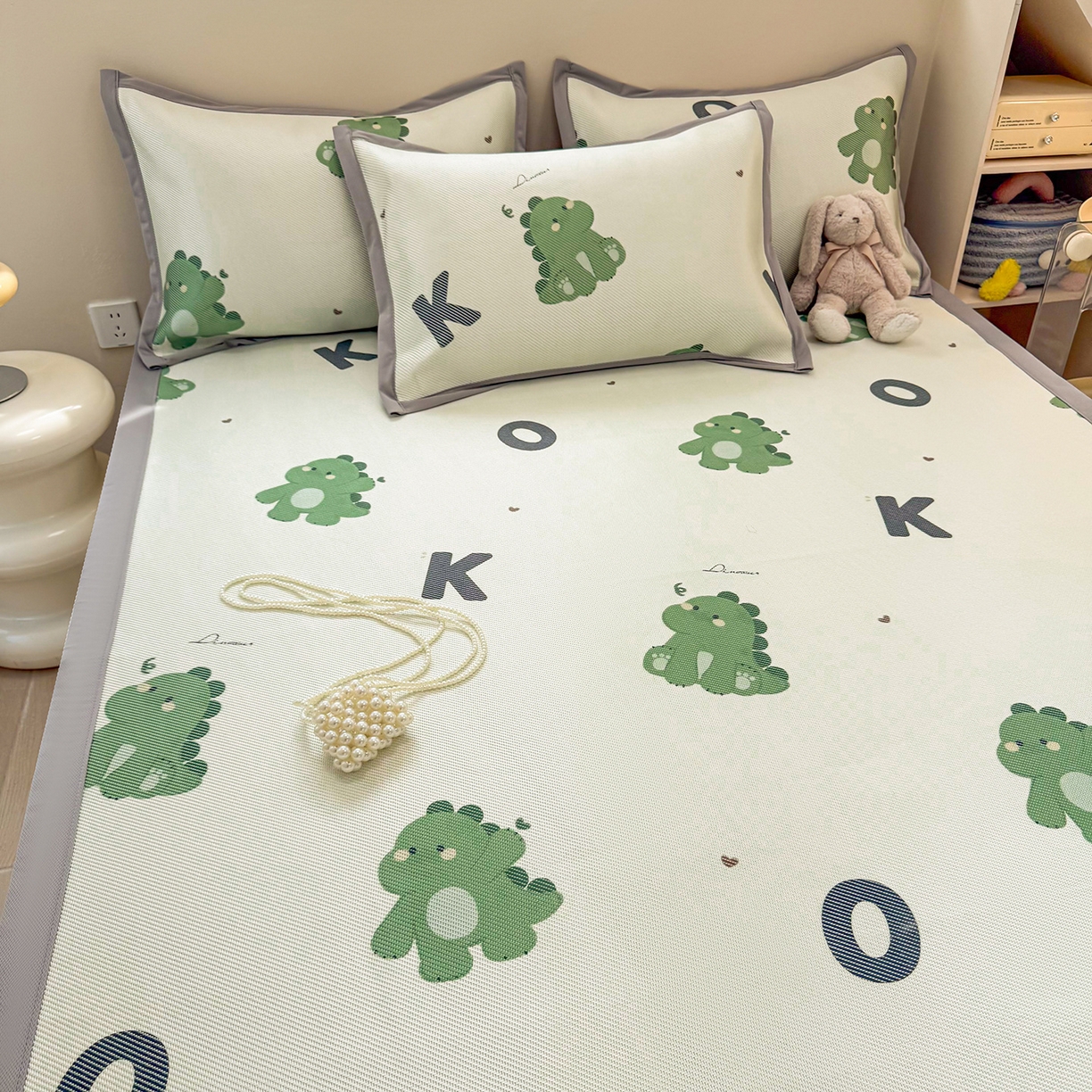 91家纺网 家纺一手货源 找家纺 懒猫家纺 2026春夏新款600D数码印花冰藤凉席席子-床席款 小恐龙怪兽