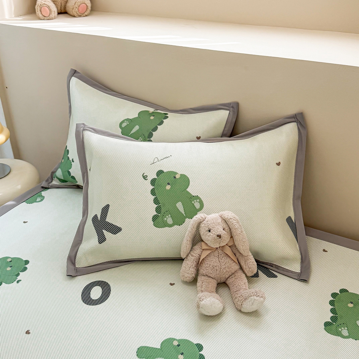 91家纺网 家纺一手货源 找家纺 懒猫家纺 2026春夏新款600D数码印花冰藤凉席席子-床席款 小恐龙怪兽