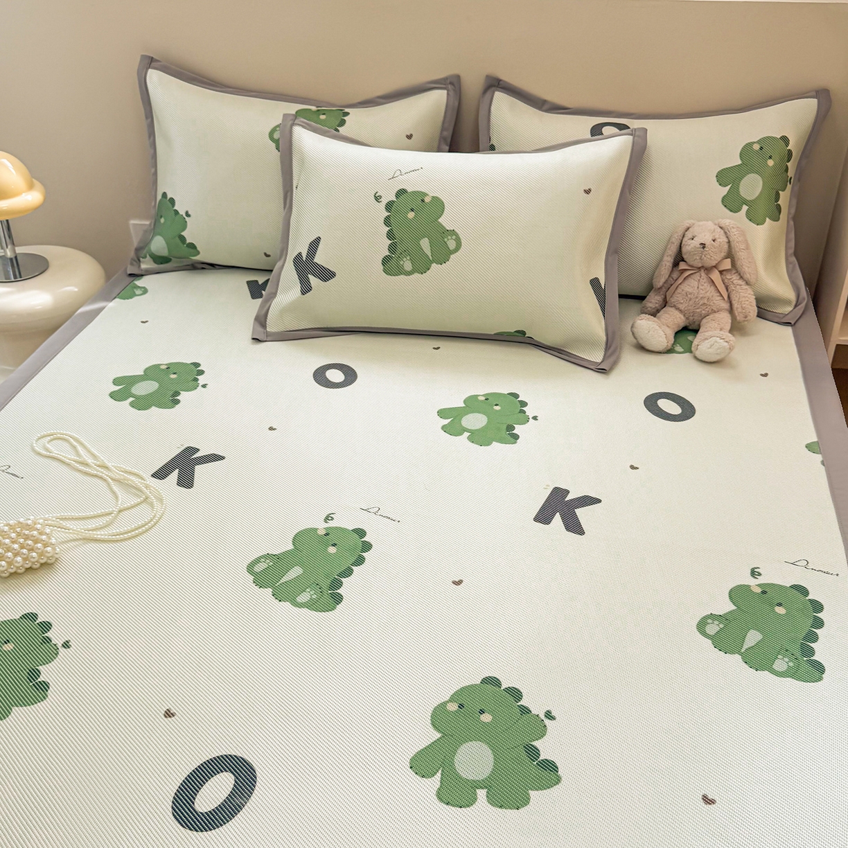 91家纺网 家纺一手货源 找家纺 懒猫家纺 2026春夏新款600D数码印花冰藤凉席席子-床席款 小恐龙怪兽