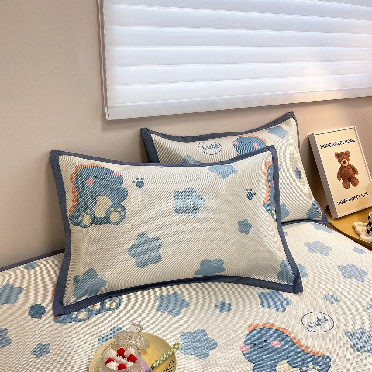 91家纺网 家纺一手货源 找家纺 懒猫家纺 2026春夏新款600D数码印花冰藤凉席席子-床席款 小恐龙