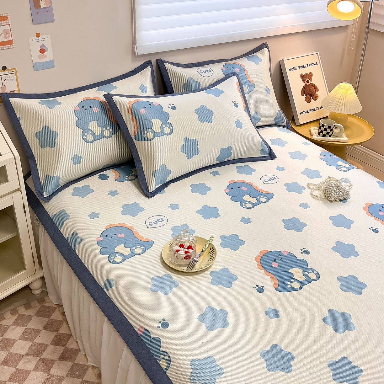 91家纺网 家纺一手货源 找家纺 懒猫家纺 2026春夏新款600D数码印花冰藤凉席席子-床席款 小恐龙