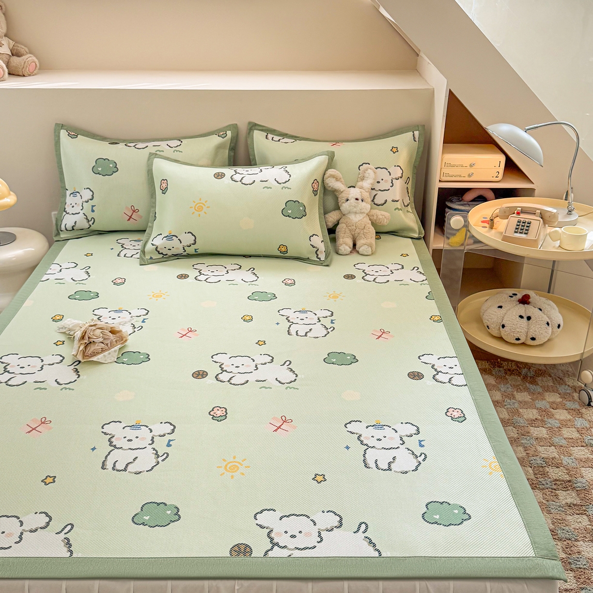 91家纺网 家纺一手货源 找家纺 懒猫家纺 2026春夏新款600D数码印花冰藤凉席席子-床席款 玩耍小狗-绿