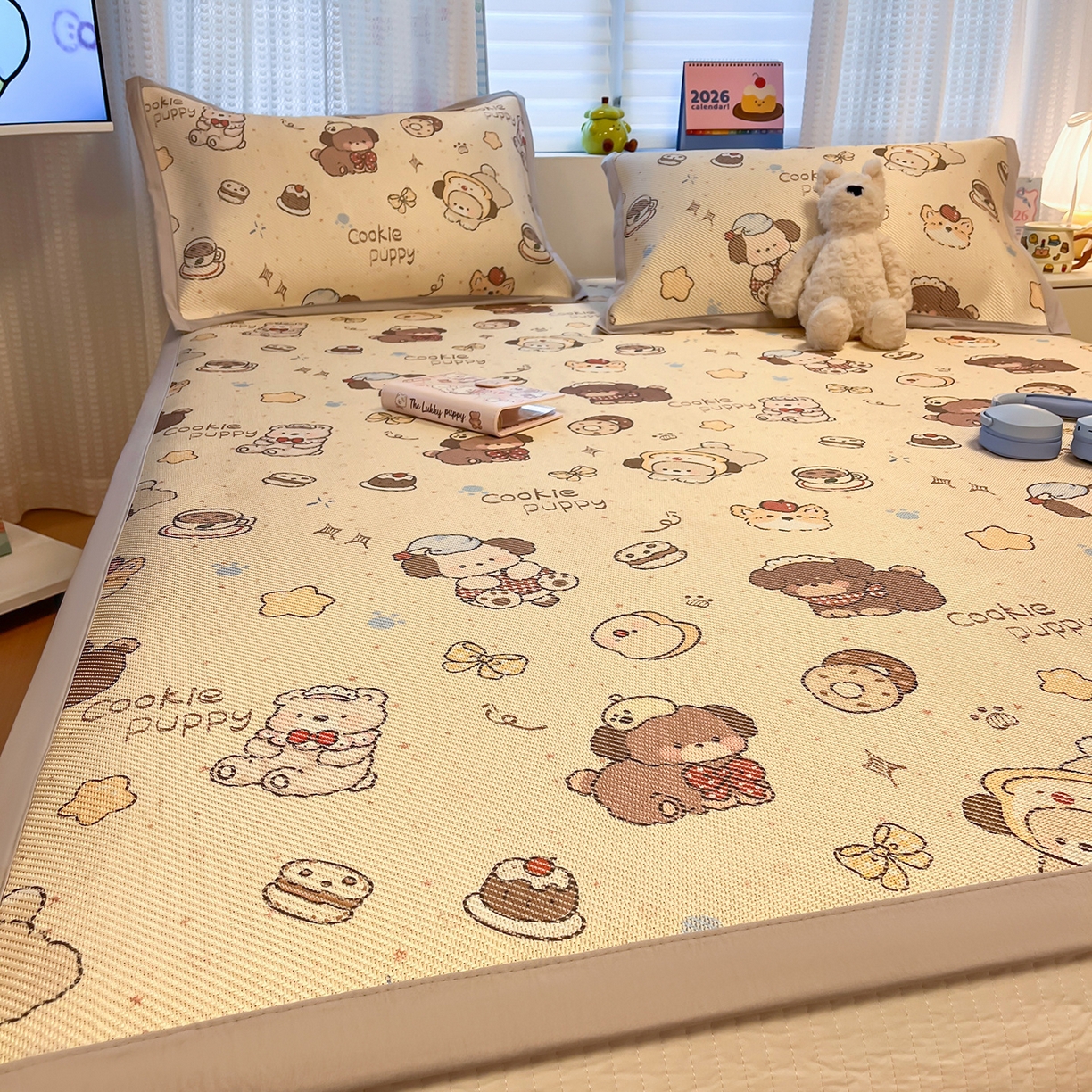 91家纺网 家纺一手货源 找家纺 懒猫家纺 2026春夏新款600D数码印花冰藤凉席席子-床席款 曲奇小狗