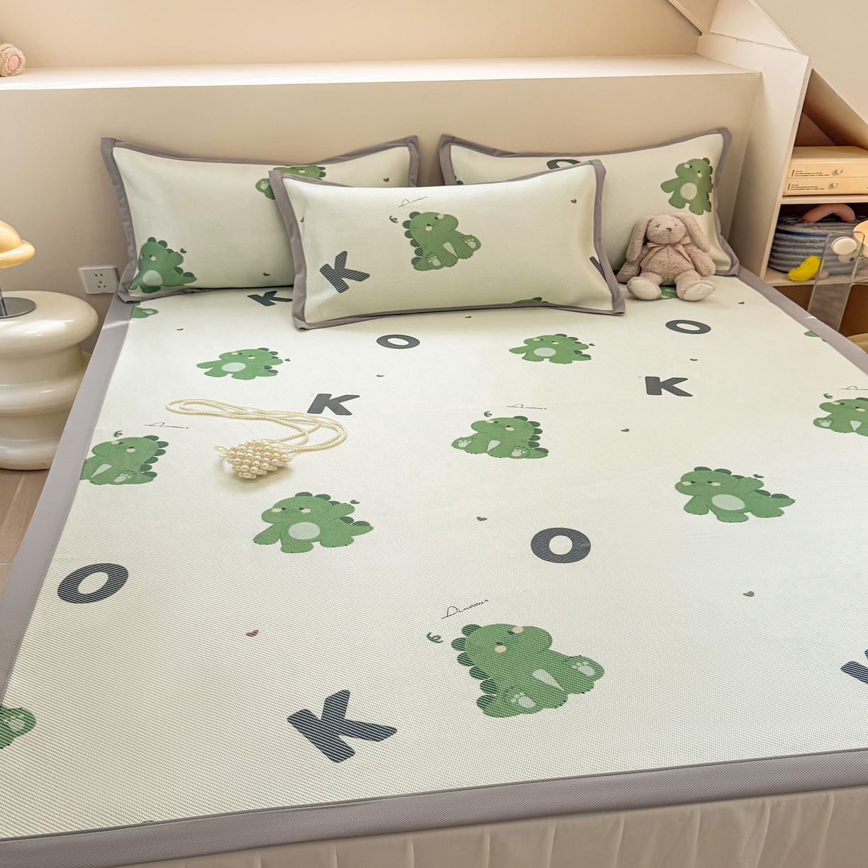 91家纺网 家纺一手货源 找家纺 懒猫家纺 2026春夏新款600D数码印花冰藤凉席席子-床席款 小恐龙怪兽