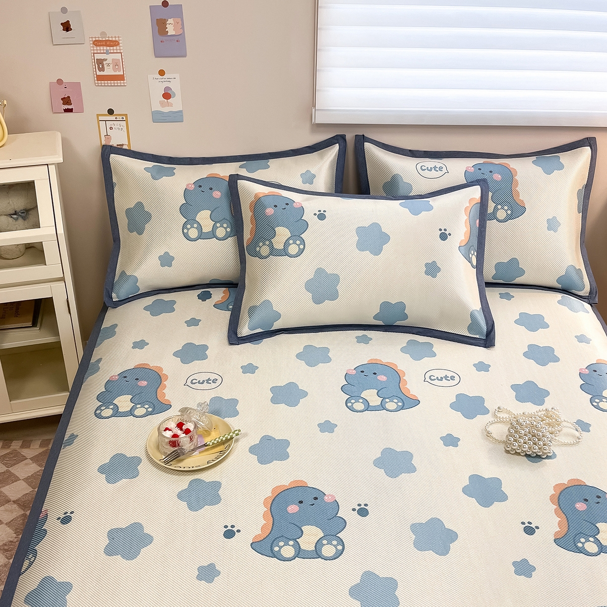 91家纺网 家纺一手货源 找家纺 懒猫家纺 2026春夏新款600D数码印花冰藤凉席席子-床席款 小恐龙