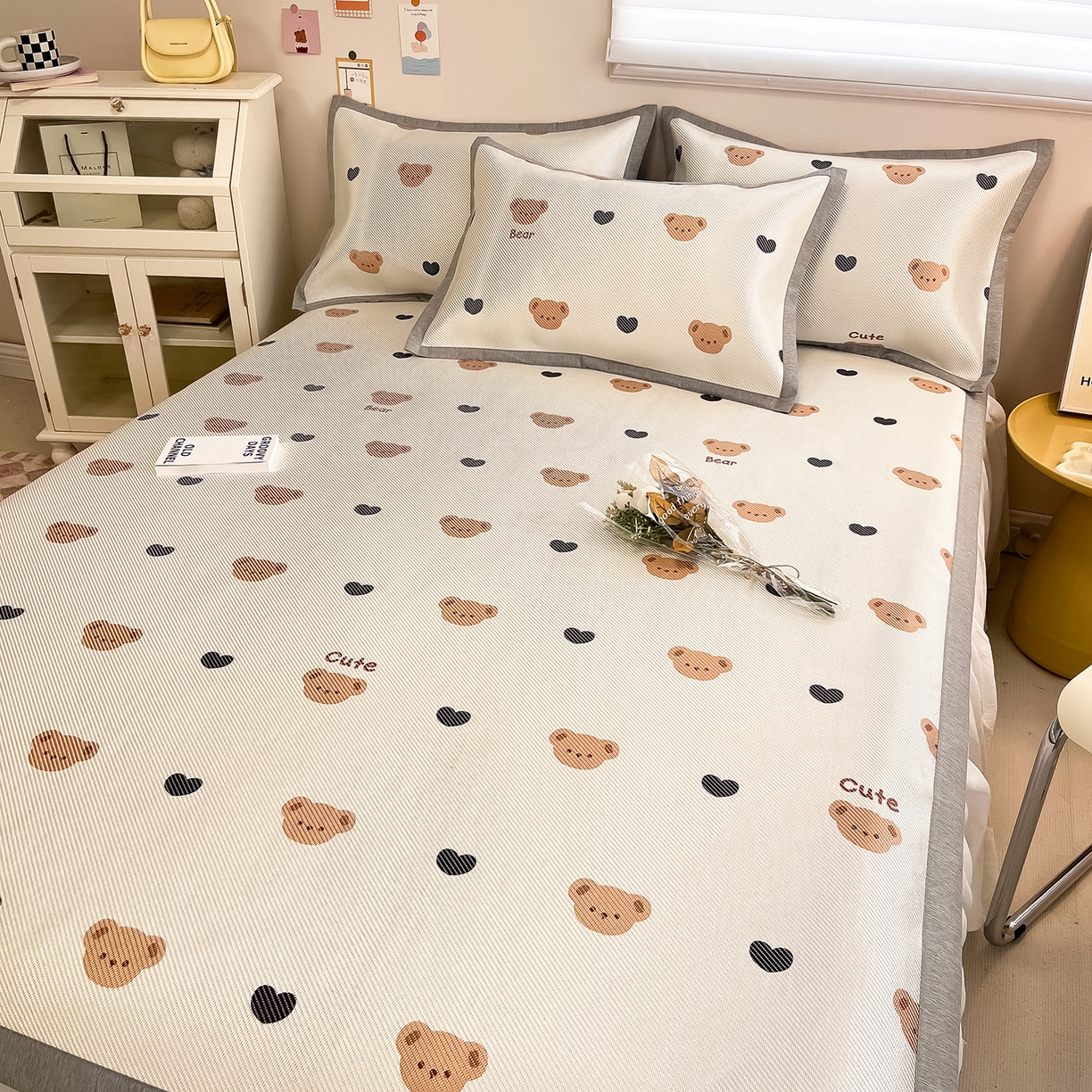 91家纺网 家纺一手货源 找家纺 懒猫家纺 2026春夏新款600D数码印花冰藤凉席席子-床席款 小熊仔