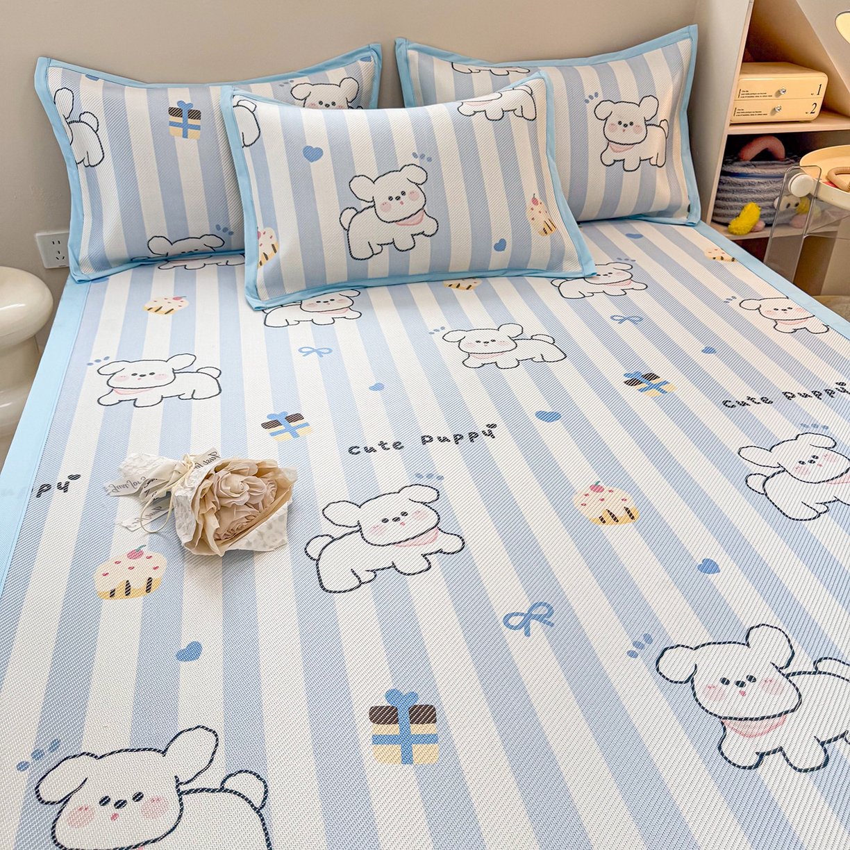 91家纺网 家纺一手货源 找家纺 懒猫家纺 2026春夏新款600D数码印花冰藤凉席席子-床席款 甜品小狗