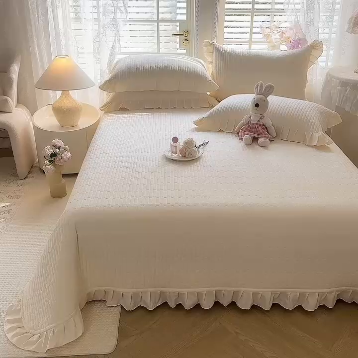 91家纺网 家纺一手货源 找家纺 （总）花香四季家纺 2026新款13376全棉夹棉床盖三件套13372纯棉纯色床盖花边公主风（可定制任意尺寸）