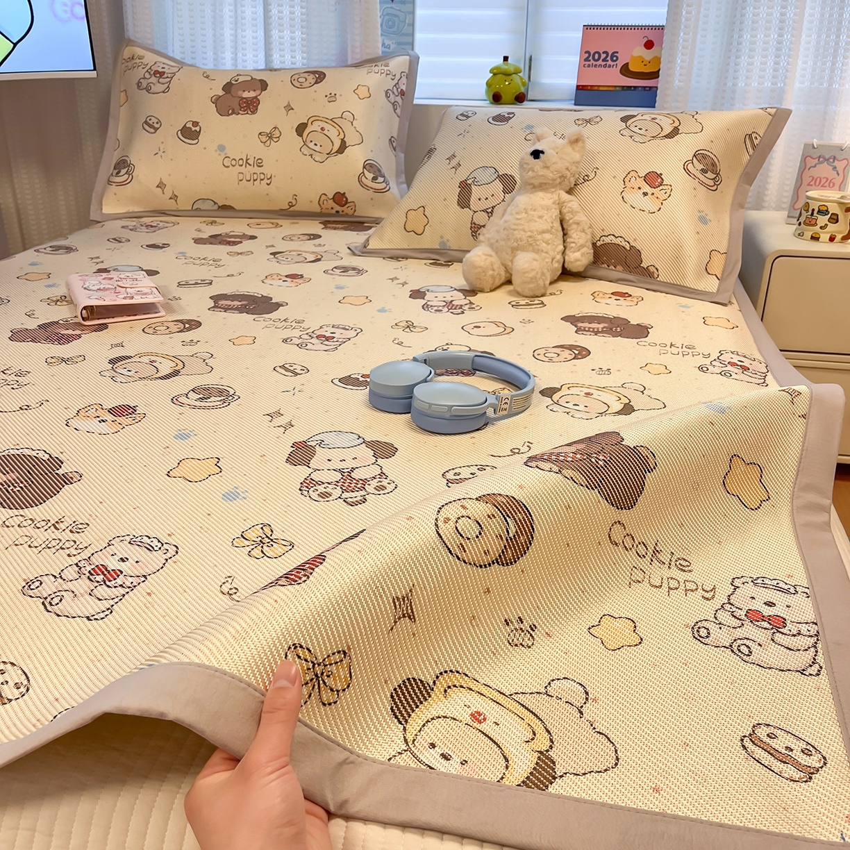 91家纺网 家纺一手货源 找家纺 懒猫家纺 2026春夏新款600D数码印花冰藤凉席席子-床席款 曲奇小狗