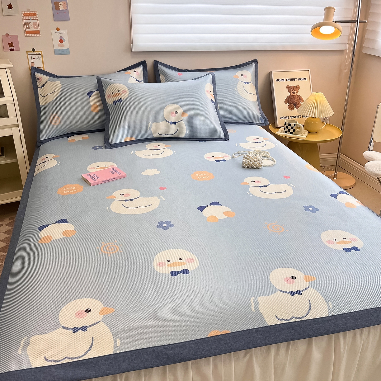 91家纺网 家纺一手货源 找家纺 懒猫家纺 2026春夏新款600D数码印花冰藤凉席席子-床席款 小鸭子