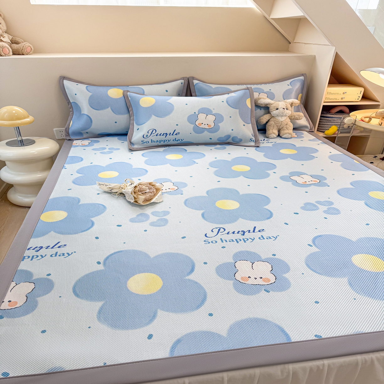 91家纺网 家纺一手货源 找家纺 懒猫家纺 2026春夏新款600D数码印花冰藤凉席席子-床席款 兔兔花开