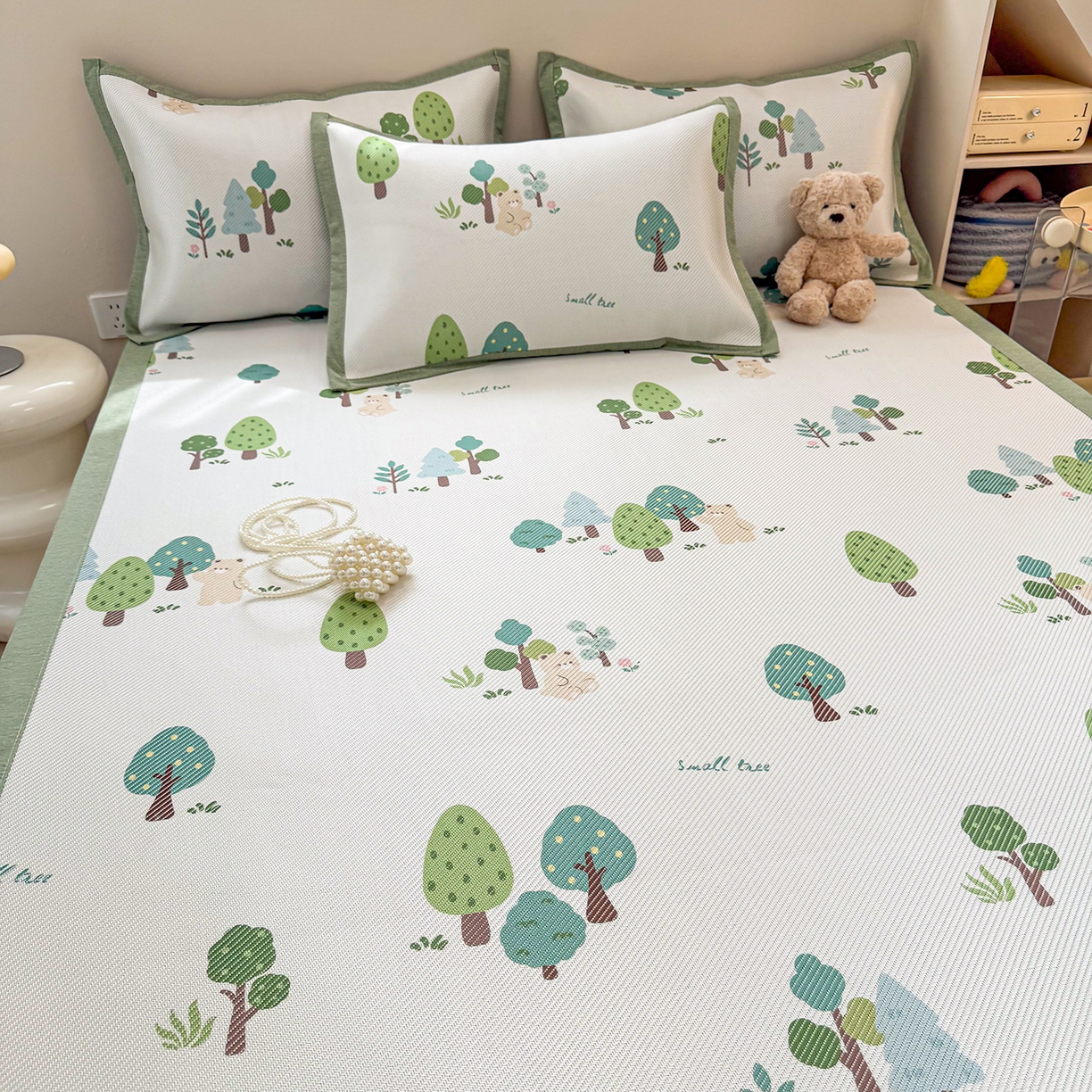 91家纺网 家纺一手货源 找家纺 懒猫家纺 2026春夏新款600D数码印花冰藤凉席席子-床席款 森林小熊