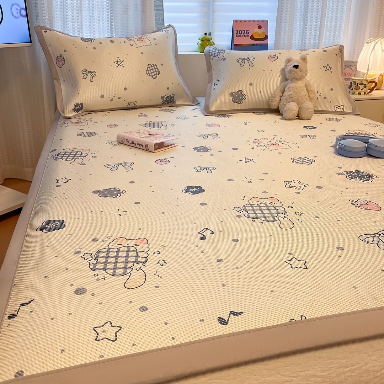 91家纺网 家纺一手货源 找家纺 懒猫家纺 2026春夏新款600D数码印花冰藤凉席席子-床席款 莓果心事