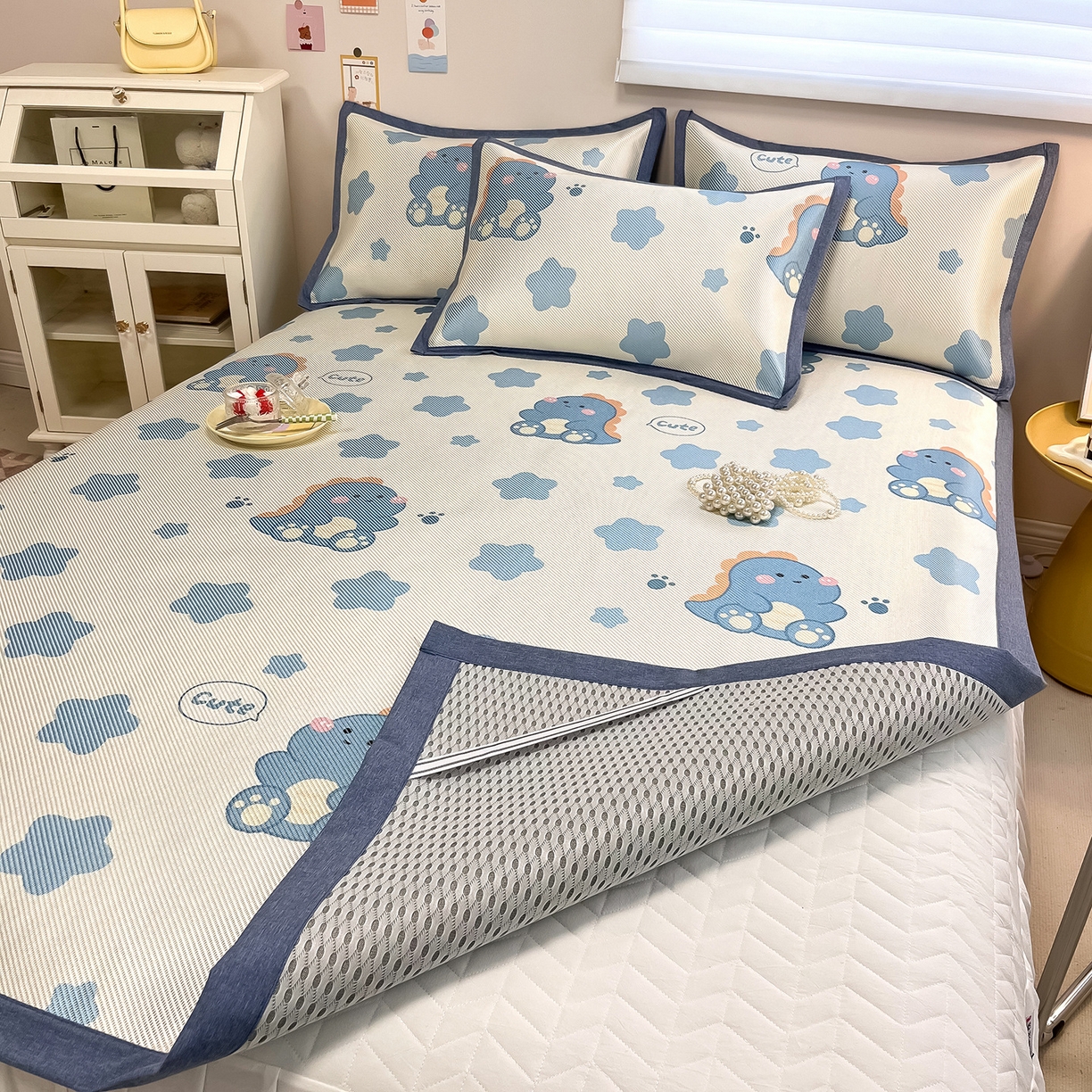 91家纺网 家纺一手货源 找家纺 懒猫家纺 2026春夏新款600D数码印花冰藤凉席席子-床席款 小恐龙