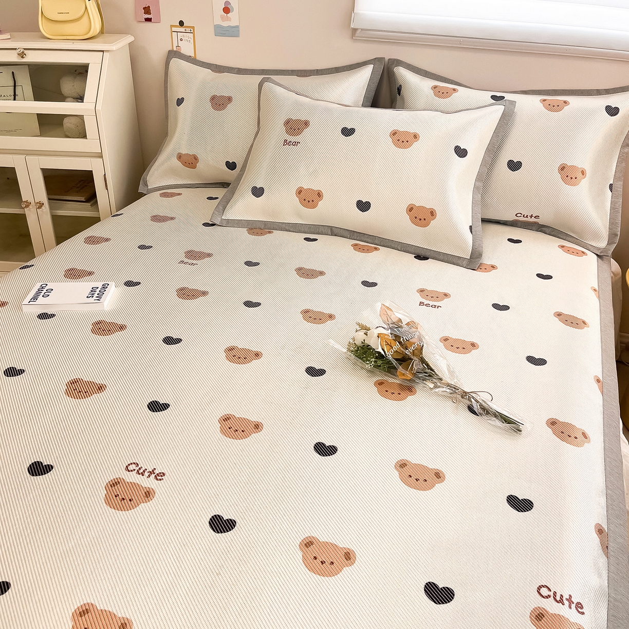 91家纺网 家纺一手货源 找家纺 懒猫家纺 2026春夏新款600D数码印花冰藤凉席席子-床席款 小熊仔