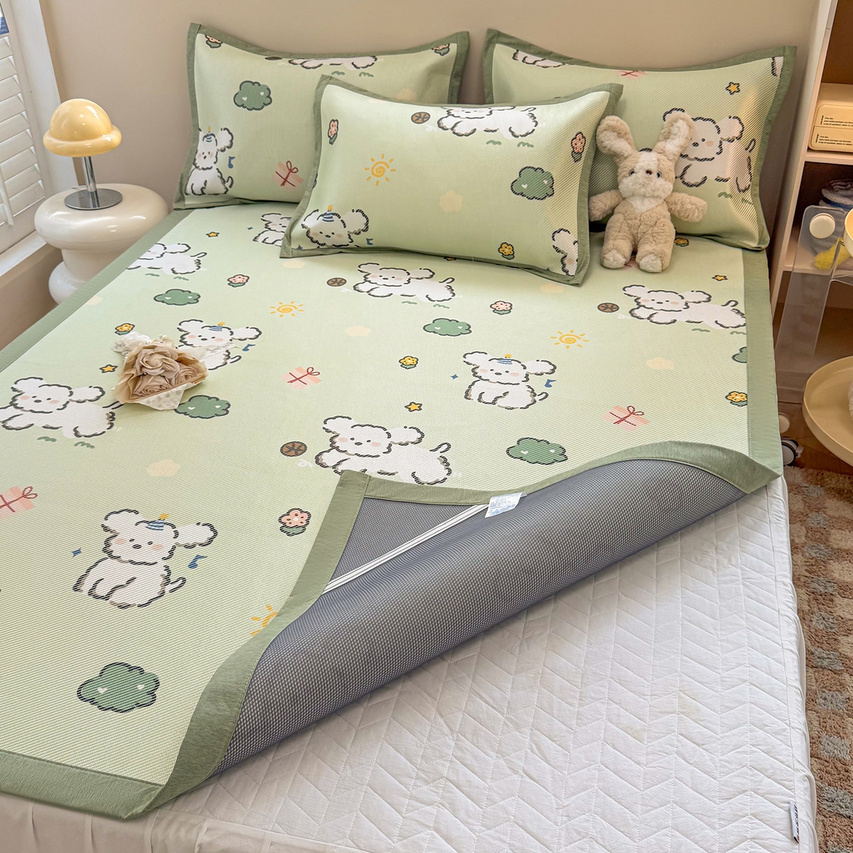 91家纺网 家纺一手货源 找家纺 懒猫家纺 2026春夏新款600D数码印花冰藤凉席席子-床席款 玩耍小狗-绿