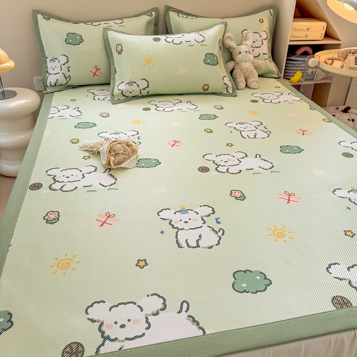 91家纺网 家纺一手货源 找家纺 懒猫家纺 2026春夏新款600D数码印花冰藤凉席席子-床席款 玩耍小狗-绿