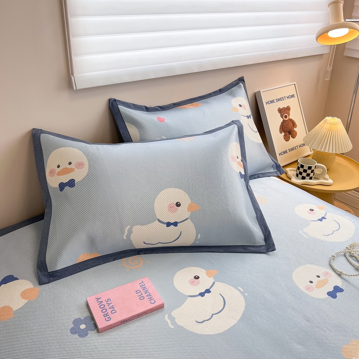 91家纺网 家纺一手货源 找家纺 懒猫家纺 2026春夏新款600D数码印花冰藤凉席席子-床席款 小鸭子