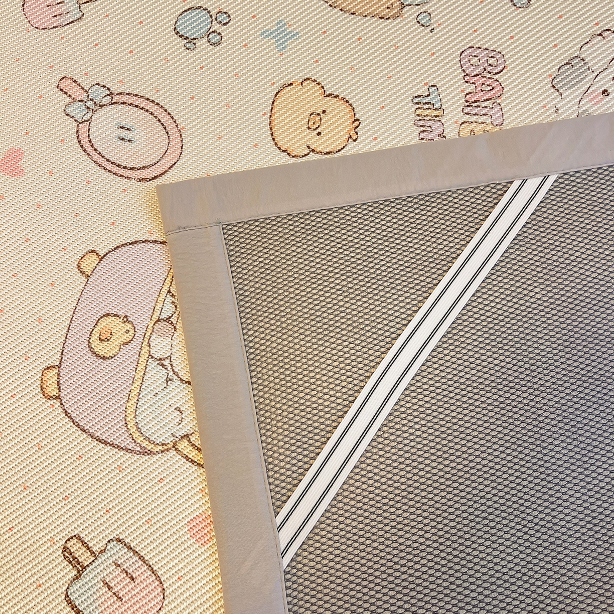 91家纺网 家纺一手货源 找家纺 懒猫家纺 2026春夏新款600D数码印花冰藤凉席席子-床席款 小猫泡泡浴