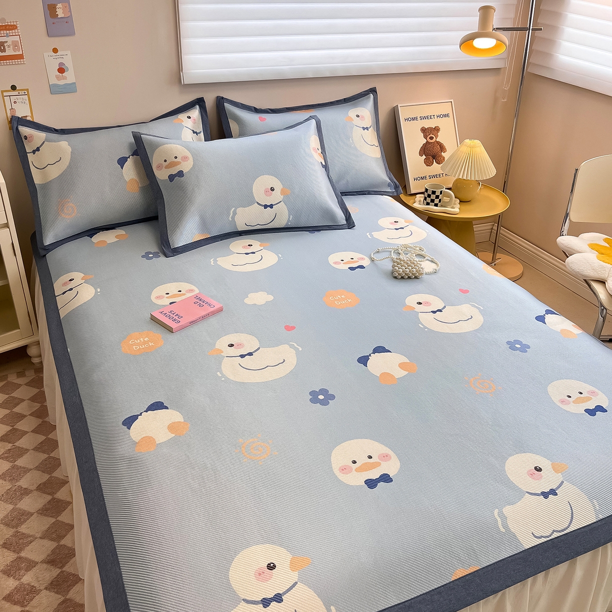 91家纺网 家纺一手货源 找家纺 懒猫家纺 2026春夏新款600D数码印花冰藤凉席席子-床席款 小鸭子