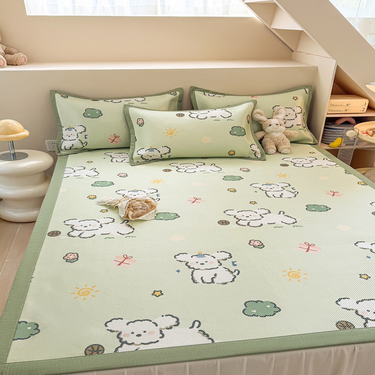 91家纺网 家纺一手货源 找家纺 懒猫家纺 2026春夏新款600D数码印花冰藤凉席席子-床席款 玩耍小狗-绿