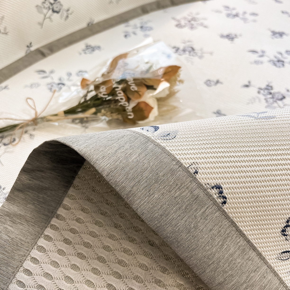 91家纺网 家纺一手货源 找家纺 懒猫家纺 2026春夏新款600D数码印花冰藤凉席席子-床席款 时光清浅