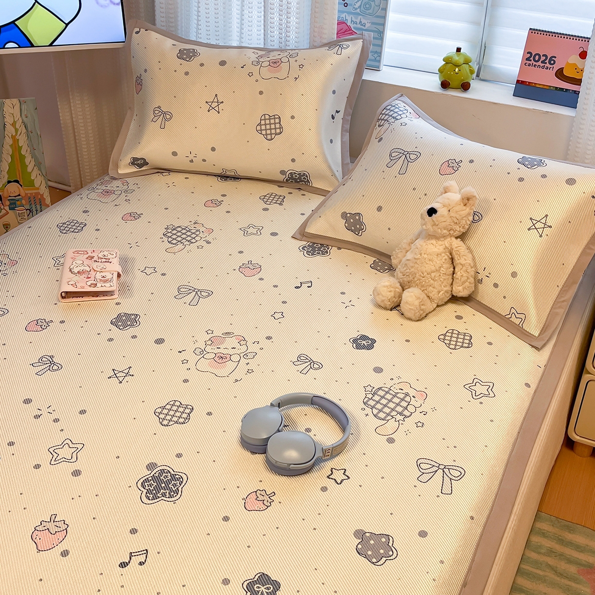 91家纺网 家纺一手货源 找家纺 懒猫家纺 2026春夏新款600D数码印花冰藤凉席席子-床席款 莓果心事