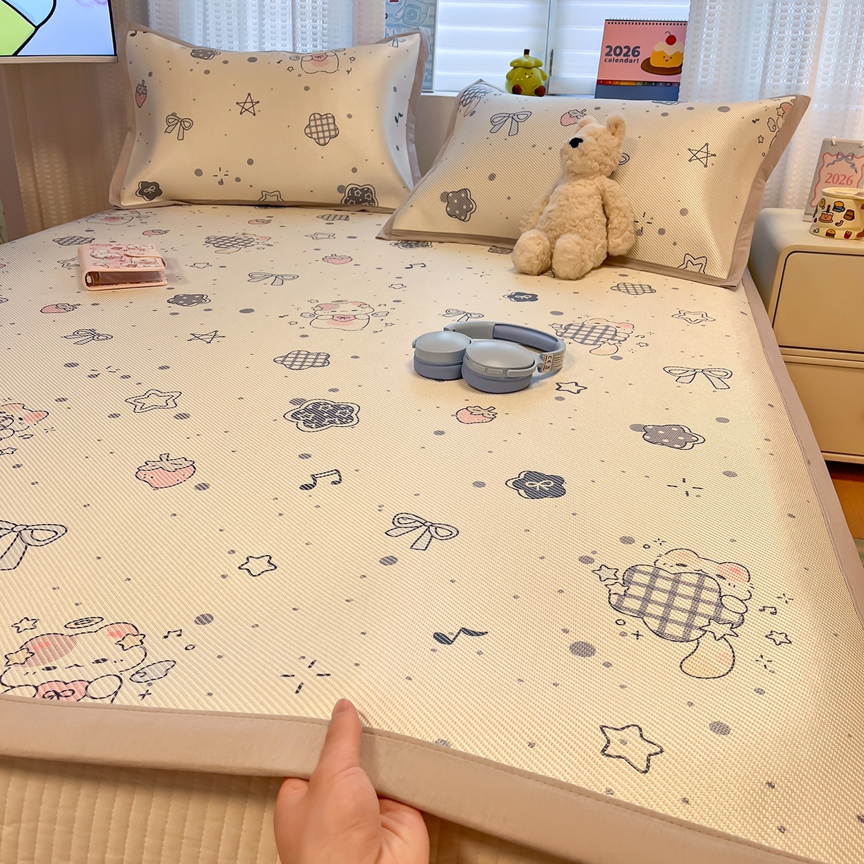 91家纺网 家纺一手货源 找家纺 懒猫家纺 2026春夏新款600D数码印花冰藤凉席席子-床席款 莓果心事