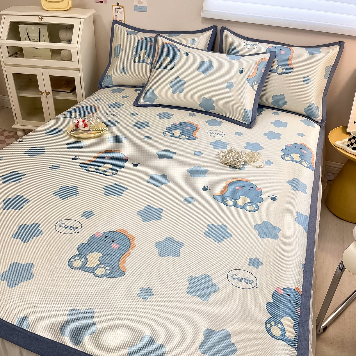 91家纺网 家纺一手货源 找家纺 懒猫家纺 2026春夏新款600D数码印花冰藤凉席席子-床席款 小恐龙