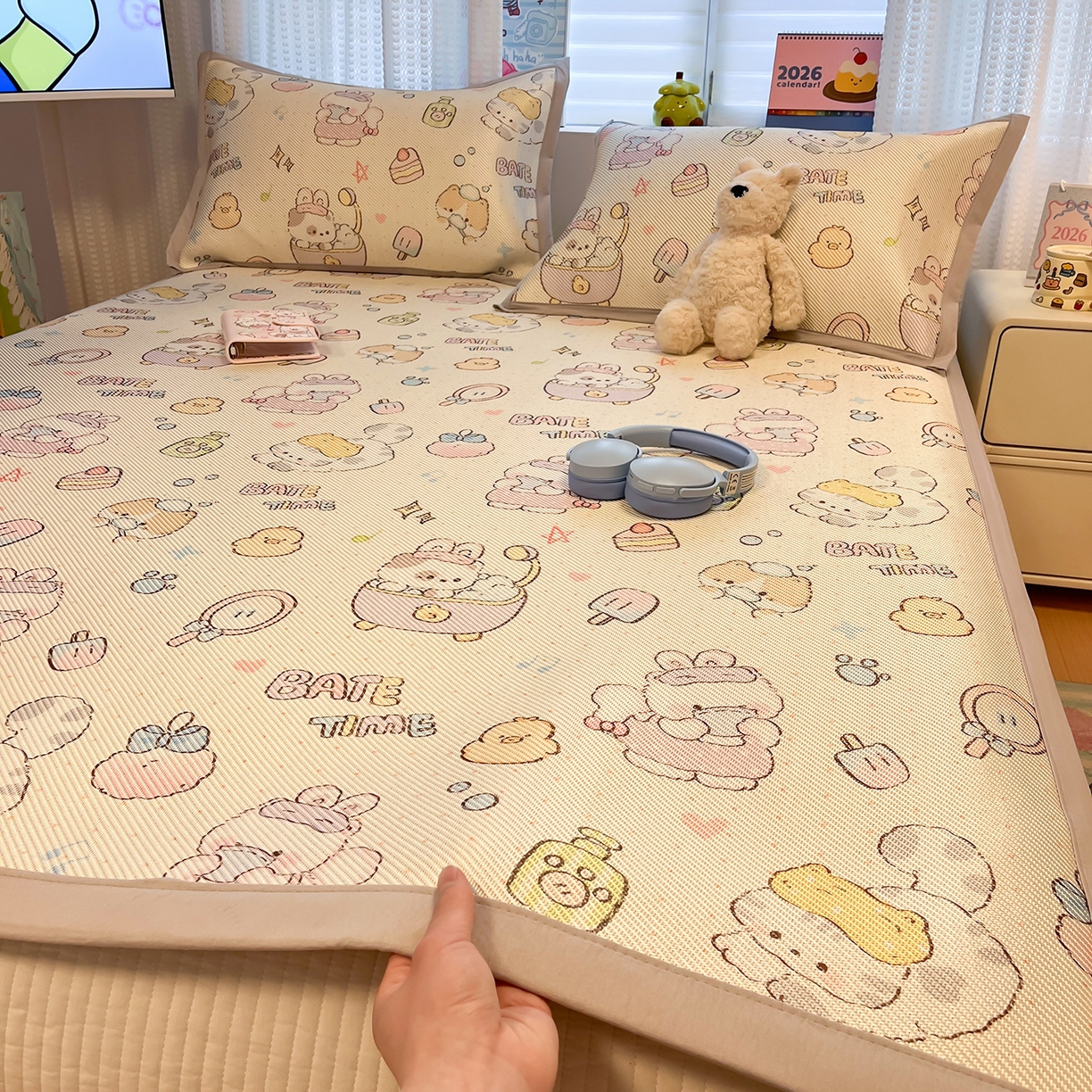 91家纺网 家纺一手货源 找家纺 懒猫家纺 2026春夏新款600D数码印花冰藤凉席席子-床席款 小猫泡泡浴