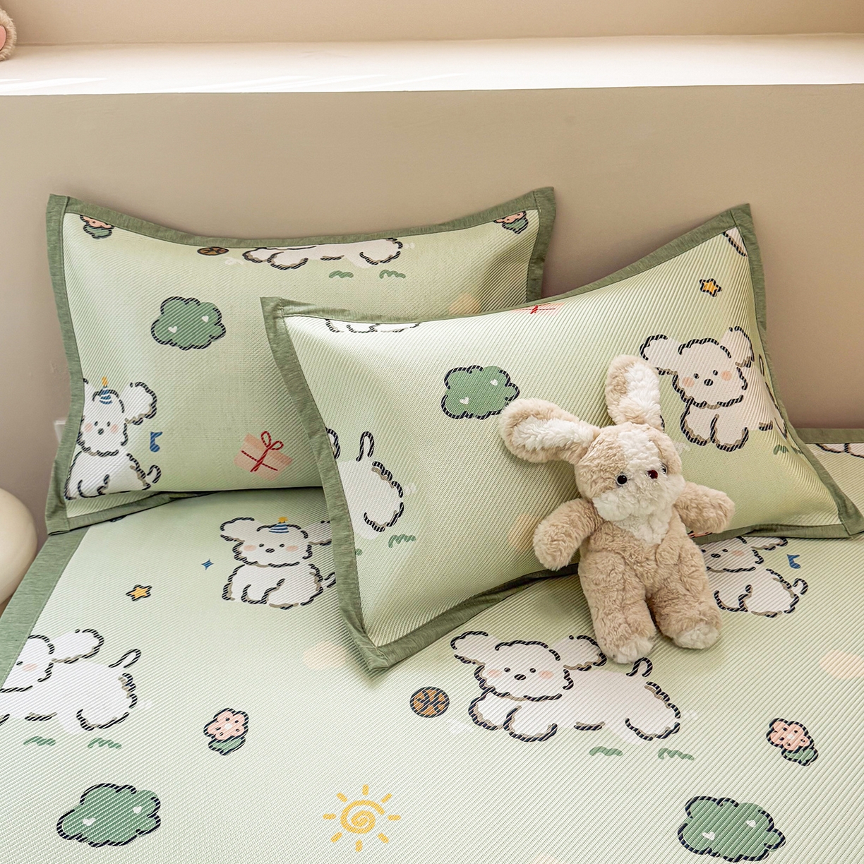 91家纺网 家纺一手货源 找家纺 懒猫家纺 2026春夏新款600D数码印花冰藤凉席席子-床席款 玩耍小狗-绿