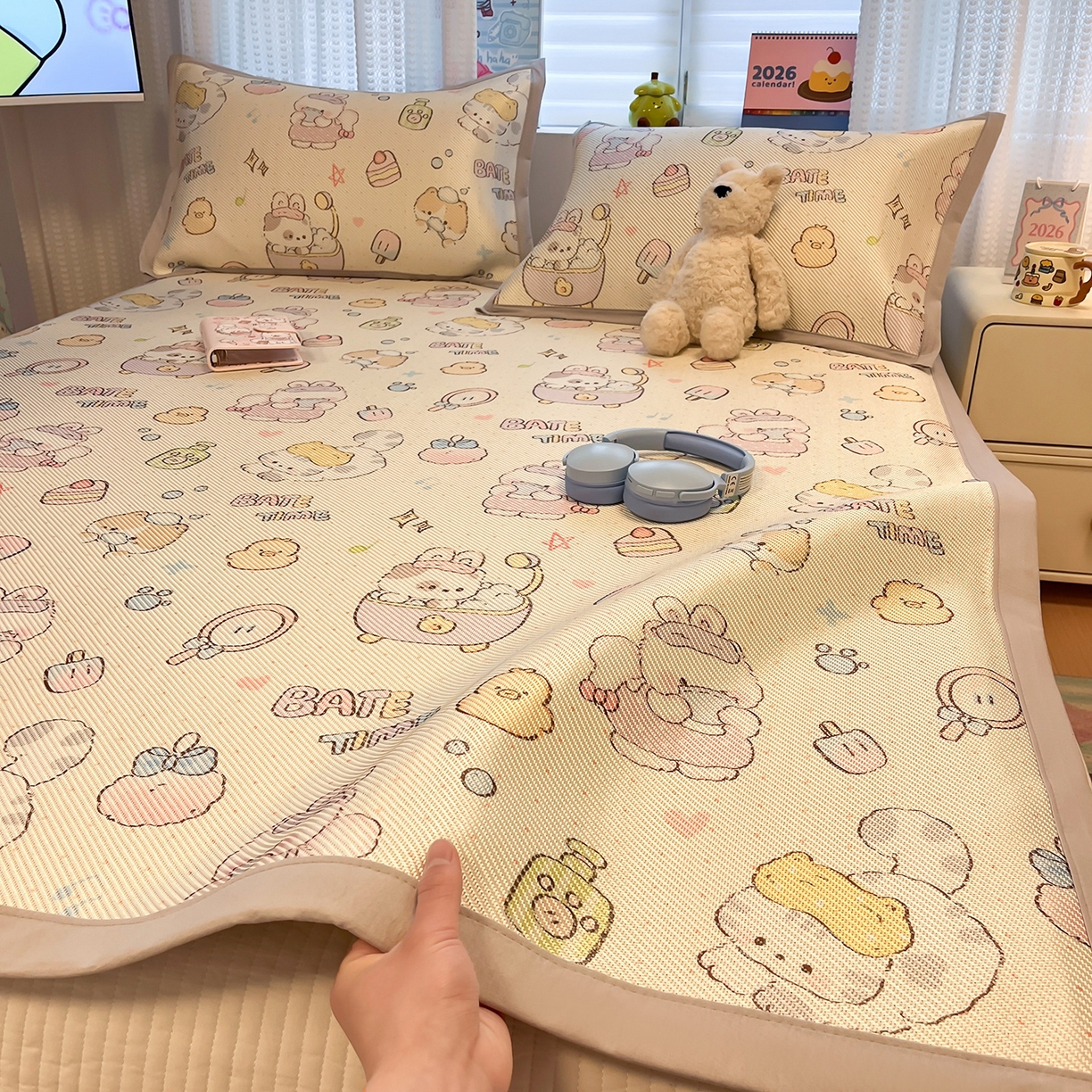 91家纺网 家纺一手货源 找家纺 懒猫家纺 2026春夏新款600D数码印花冰藤凉席席子-床席款 小猫泡泡浴