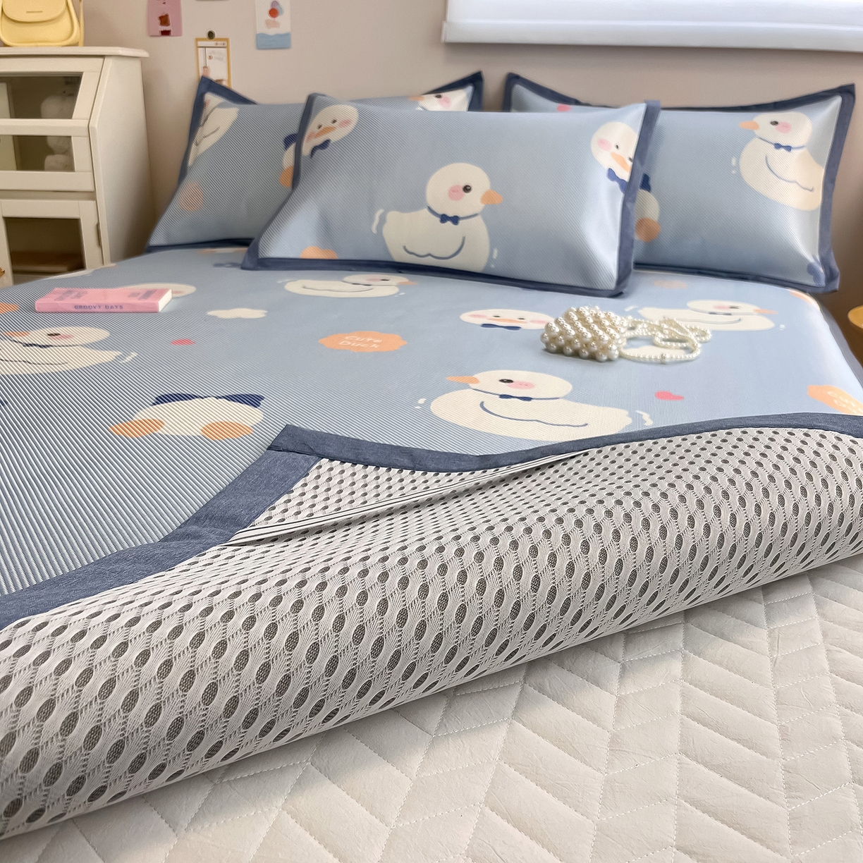 91家纺网 家纺一手货源 找家纺 懒猫家纺 2026春夏新款600D数码印花冰藤凉席席子-床席款 小鸭子