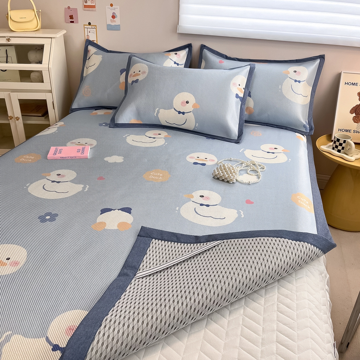 91家纺网 家纺一手货源 找家纺 懒猫家纺 2026春夏新款600D数码印花冰藤凉席席子-床席款 小鸭子