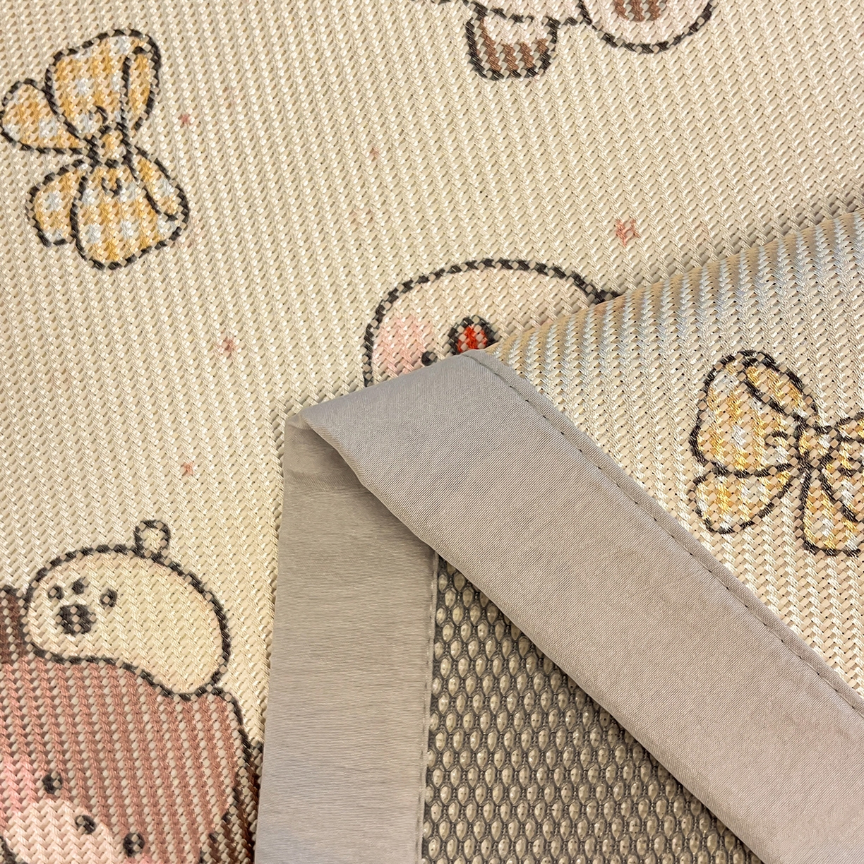 91家纺网 家纺一手货源 找家纺 懒猫家纺 2026春夏新款600D数码印花冰藤凉席席子-床席款 曲奇小狗