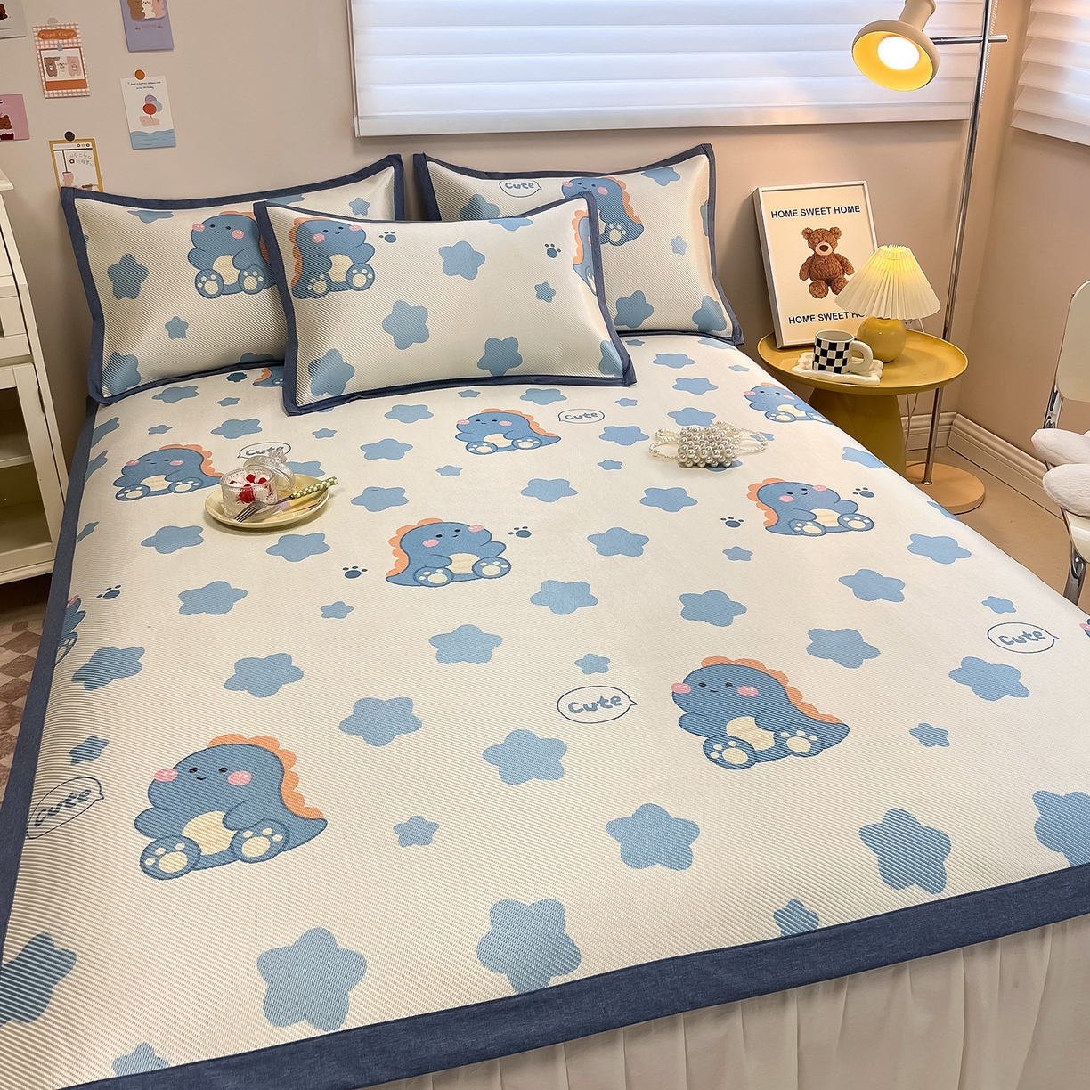 91家纺网 家纺一手货源 找家纺 懒猫家纺 2026春夏新款600D数码印花冰藤凉席席子-床席款 小恐龙