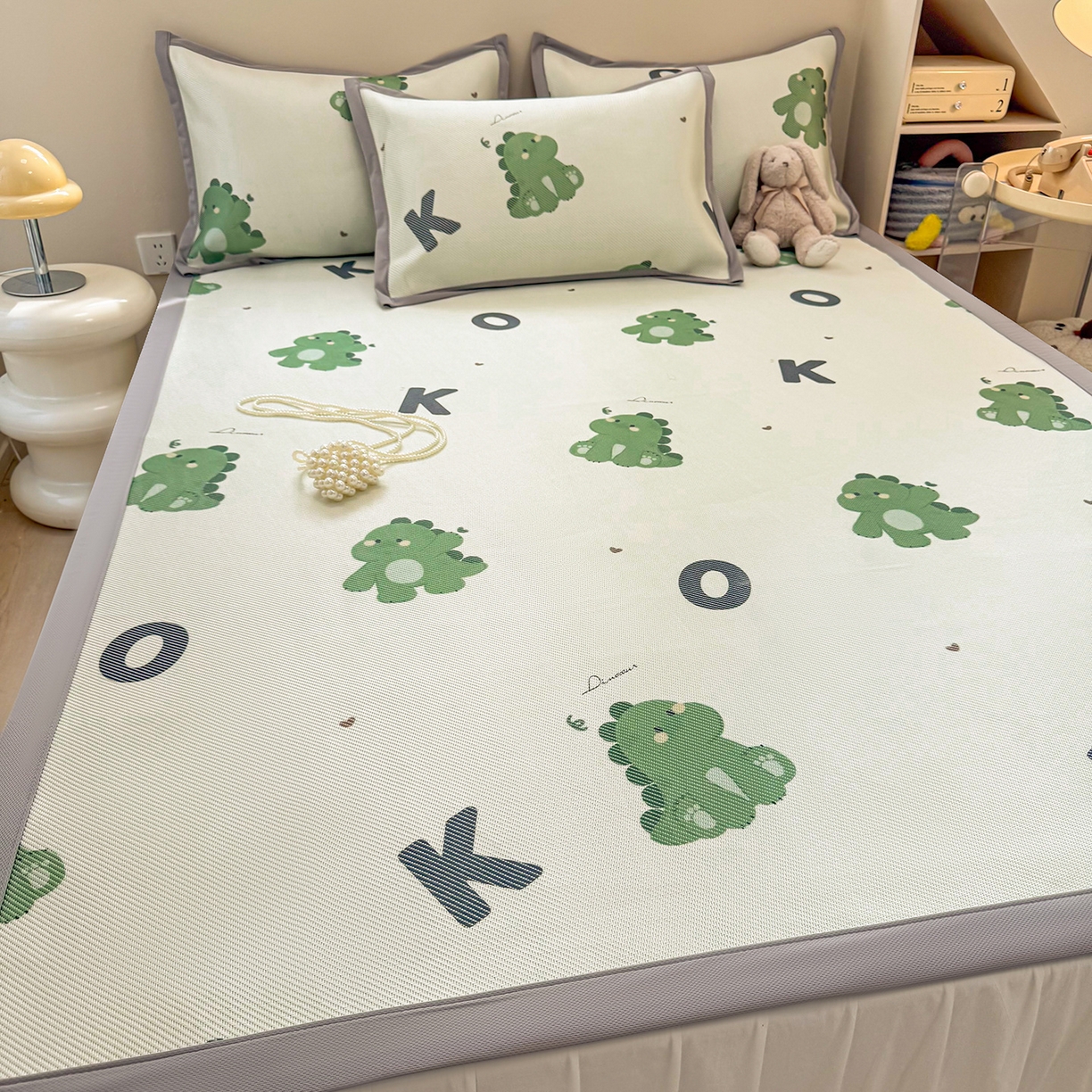 91家纺网 家纺一手货源 找家纺 懒猫家纺 2026春夏新款600D数码印花冰藤凉席席子-床席款 小恐龙怪兽