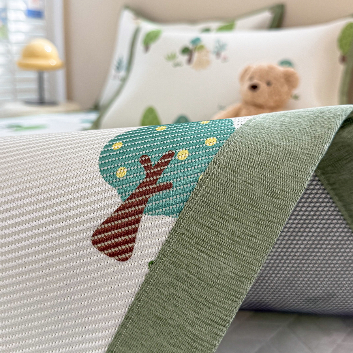 91家纺网 家纺一手货源 找家纺 懒猫家纺 2026春夏新款600D数码印花冰藤凉席席子-床席款 森林小熊