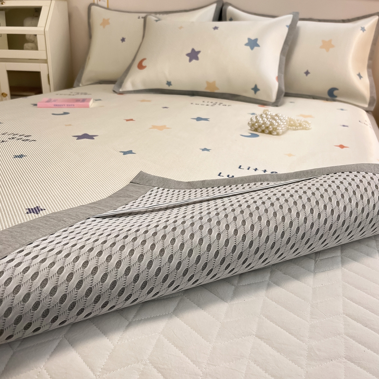 91家纺网 家纺一手货源 找家纺 懒猫家纺 2026春夏新款600D数码印花冰藤凉席席子-床席款 小星愿