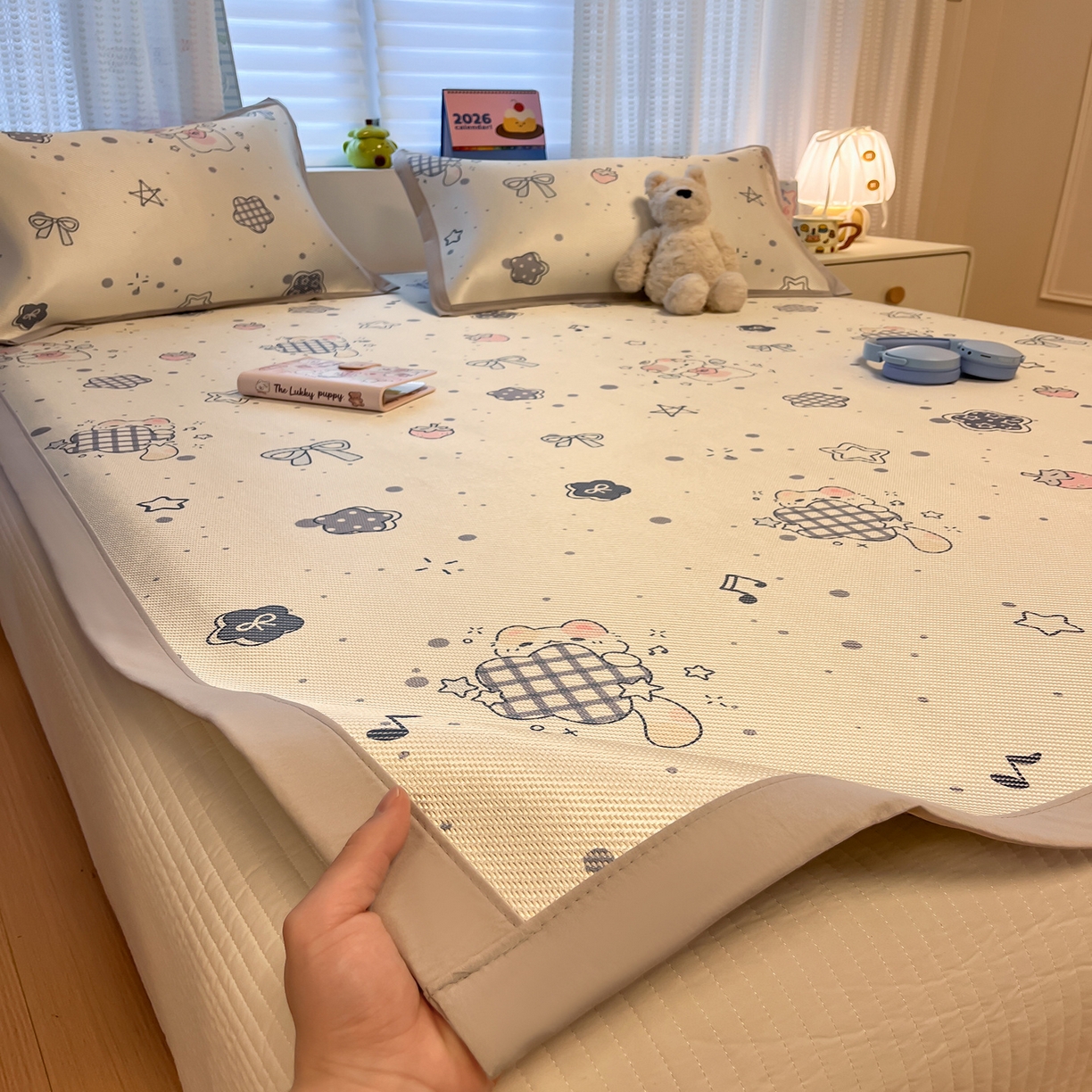 91家纺网 家纺一手货源 找家纺 懒猫家纺 2026春夏新款600D数码印花冰藤凉席席子-床席款 莓果心事