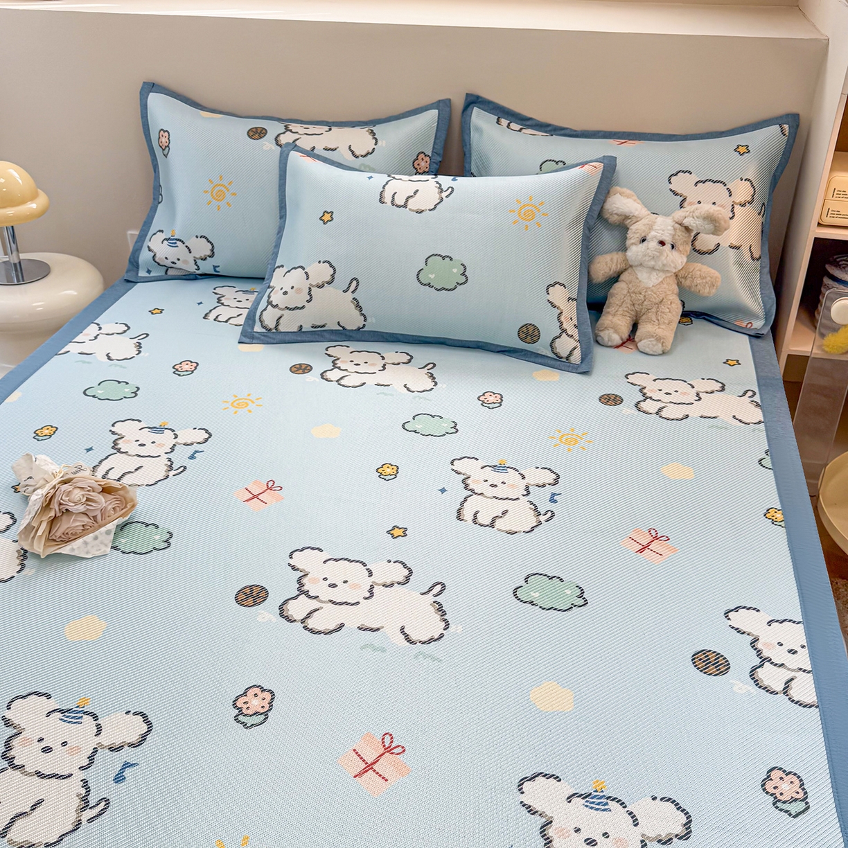 91家纺网 家纺一手货源 找家纺 懒猫家纺 2026春夏新款600D数码印花冰藤凉席席子-床席款 玩耍小狗-蓝