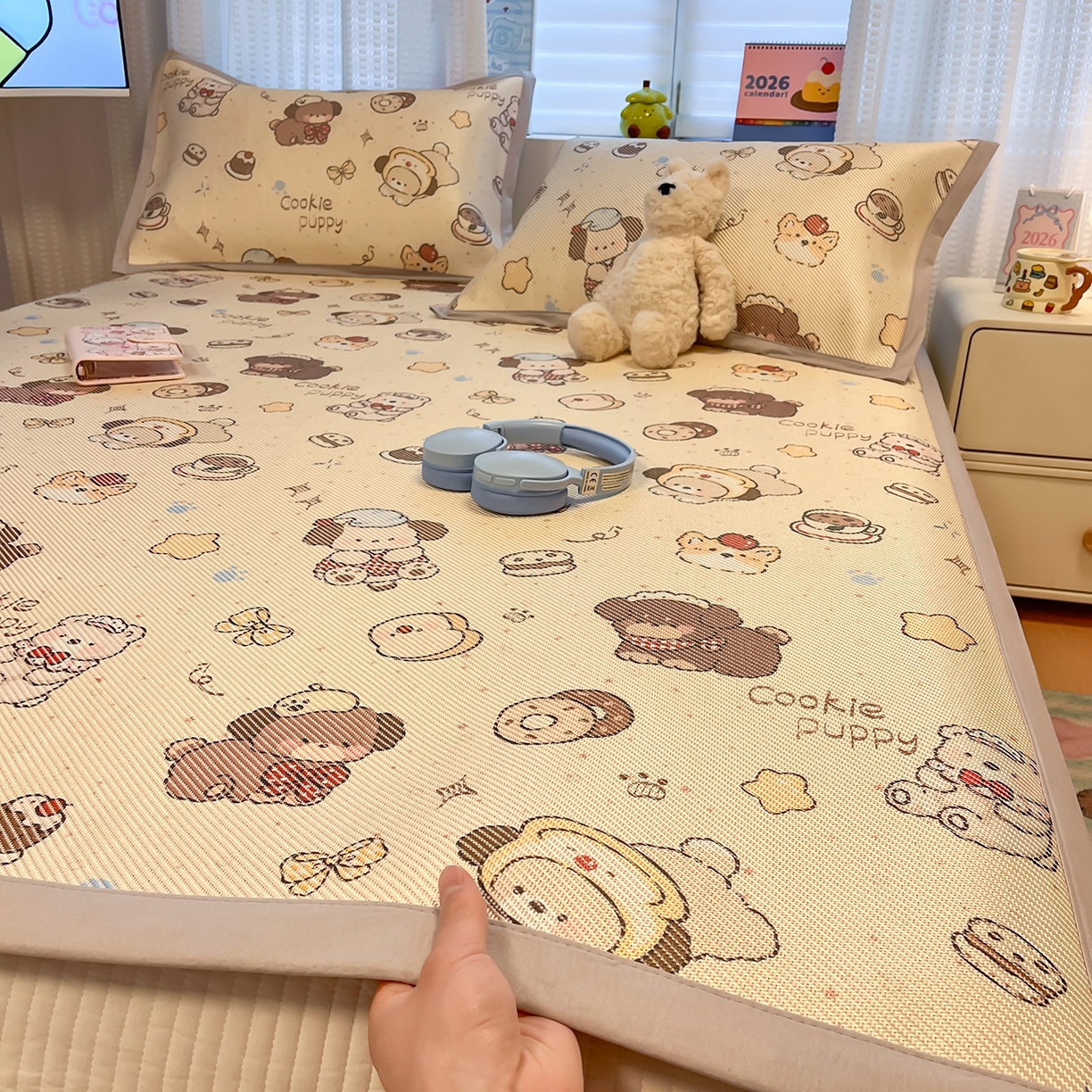 91家纺网 家纺一手货源 找家纺 懒猫家纺 2026春夏新款600D数码印花冰藤凉席席子-床席款 曲奇小狗