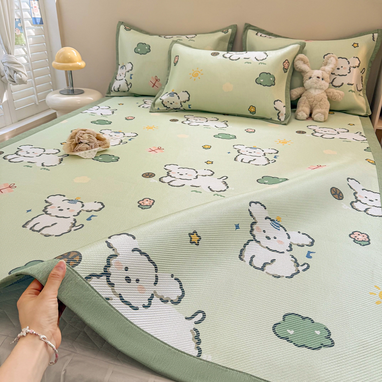 91家纺网 家纺一手货源 找家纺 懒猫家纺 2026春夏新款600D数码印花冰藤凉席席子-床席款 玩耍小狗-绿