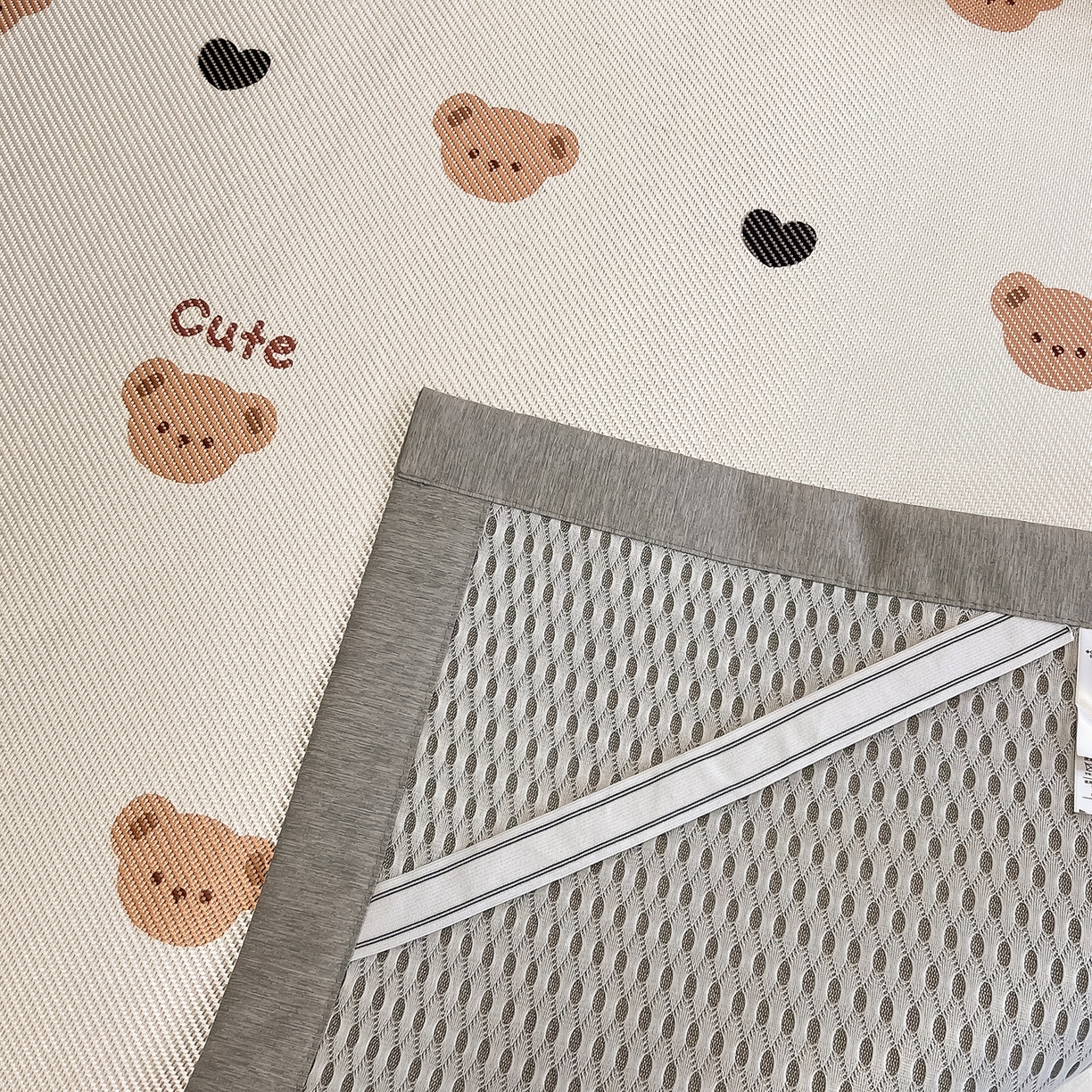 91家纺网 家纺一手货源 找家纺 懒猫家纺 2026春夏新款600D数码印花冰藤凉席席子-床席款 小熊仔